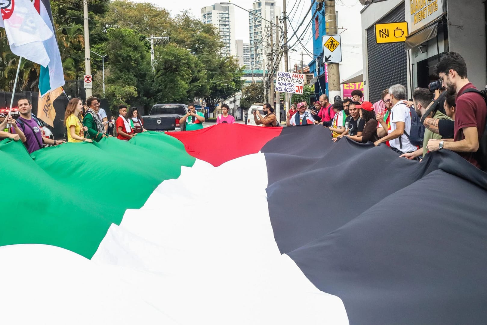 Protesto contra o genocídio na Palestina reúne manifestantes em frente ao Consulado dos EUA