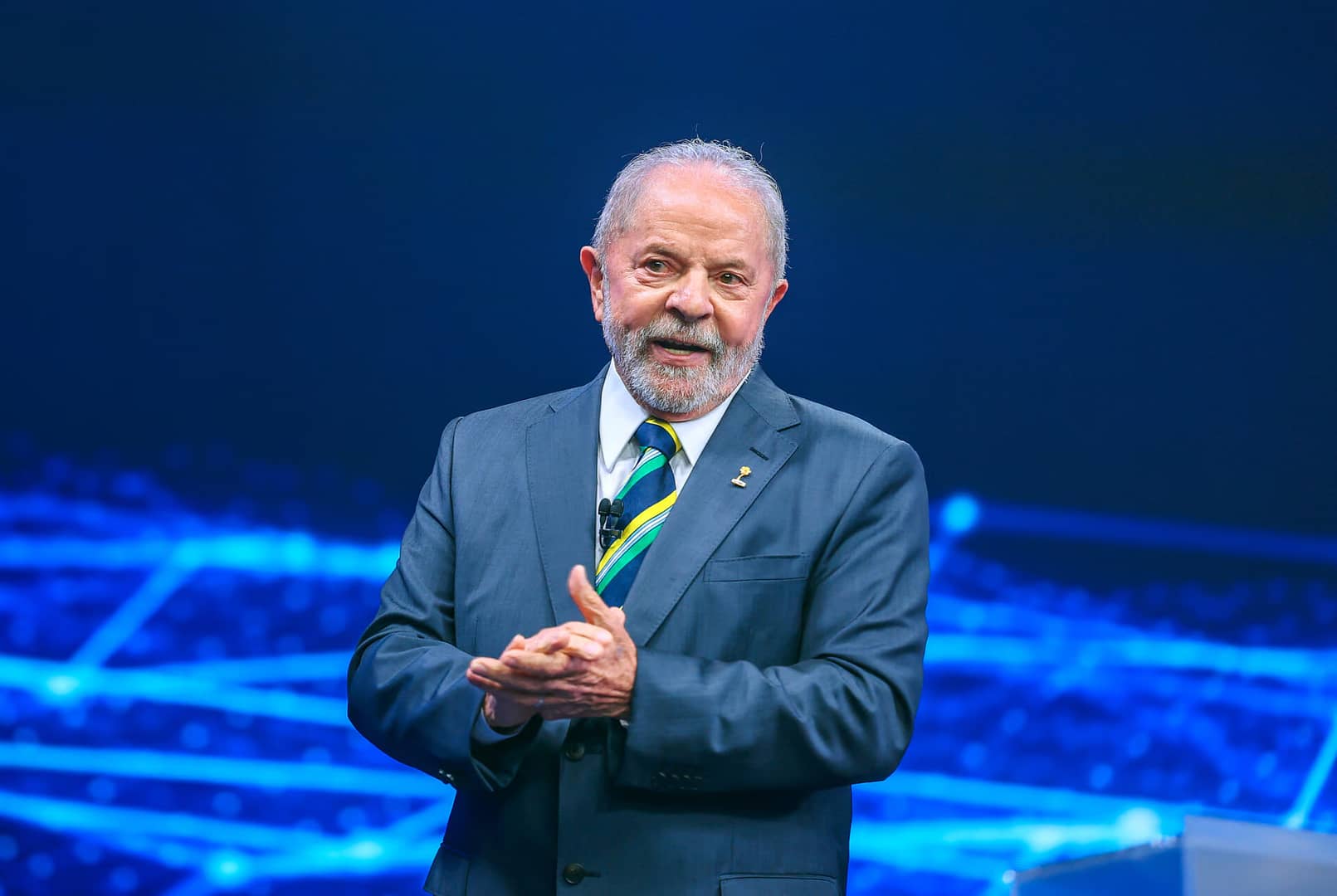 Lula participa de ato público, sorrindo e acenando para o público. Em 2026 será candidato para presidente novamente.