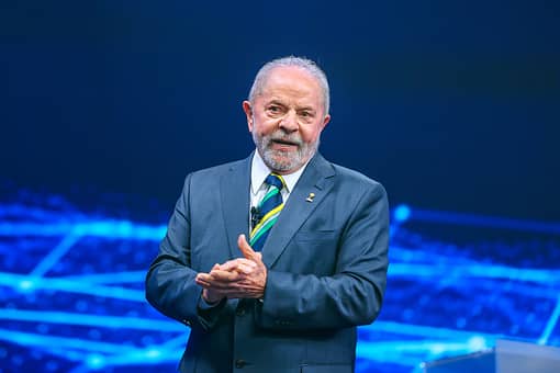 Lula participa de ato público, sorrindo e acenando para o público. Em 2026 será candidato para presidente novamente.